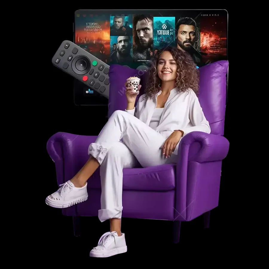 Femme souriante assise dans un fauteuil violet, télécommande à la main, devant un téléviseur qui affiche des films